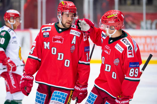 Modos Henrik Björklund gratuleras av Modos Patrik Karlkvist