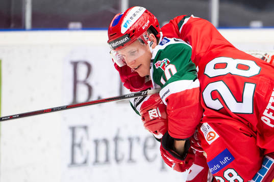 Moras Dustin Gazley brottas med Modos Linus Pettersson