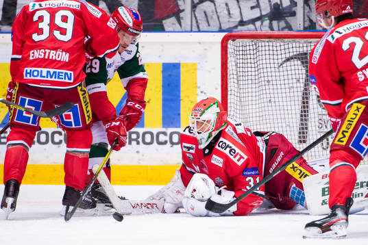 Modos målvakt Linus Lundin räddar ett skott från Moras