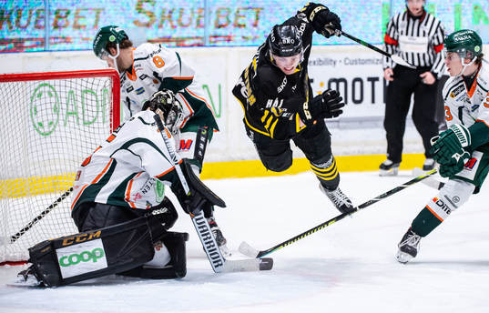 s Elias Lindström och Kristianstads målvakt Antti Lehtonen