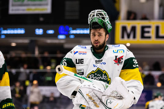 Björklövens målvakt Joe Cannata deppar