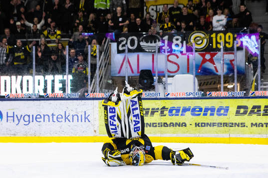 Västerås målvakt Jesper Myrenberg jublar