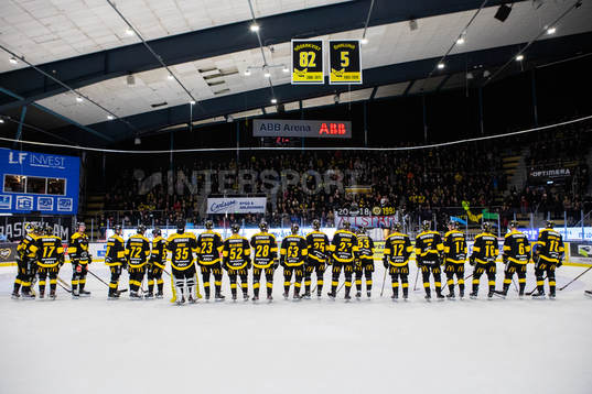 Västerås spelare jublar framför supportrarna