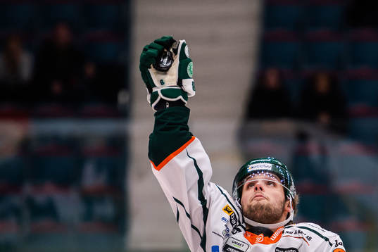 Kristianstads Tony Pappila fångar pucken