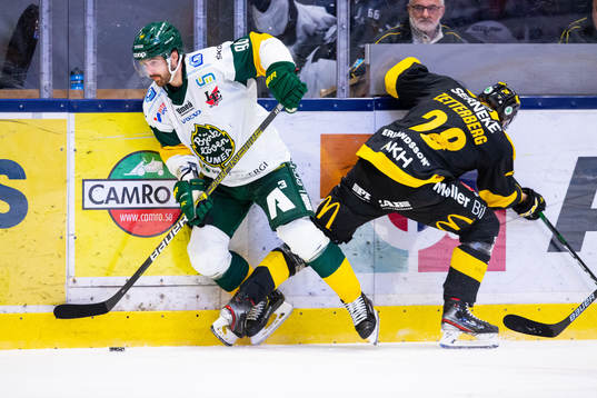 Björklövens Alex Hutchings och Västerås Lukas Zetterberg