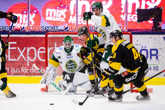 Målchans framför Björklövens målvakt Joe Cannata