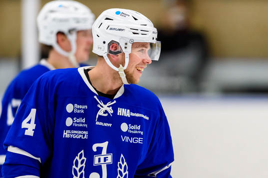 Jonstorps Anton Sjöstrand innan ishockeymatchen i