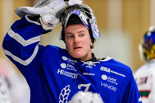 Jonstorps målvakt Viktor Carlsson innan ishockeymatchen i