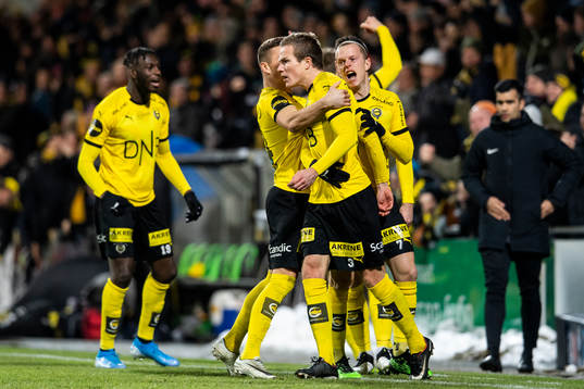 Simen Kind Mikalsen of Lillestrøm celebrates with teammates