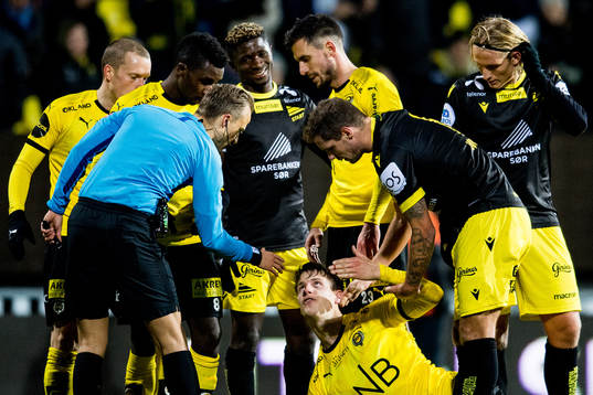 Afeez Aremu of Start and Thomas Lehne Olsen of Lillestrøm