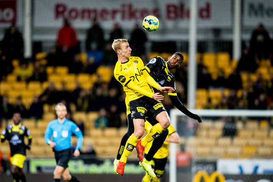 Tobias Salquist of Lillestrøm and Damion Lowe of Start