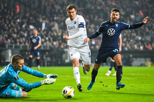 Erdal Rakip of Malmö FF against goalkeeper Karl-Johan