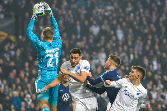 Arnor Traustason of Malmö FF against goalkeeper Karl-Johan