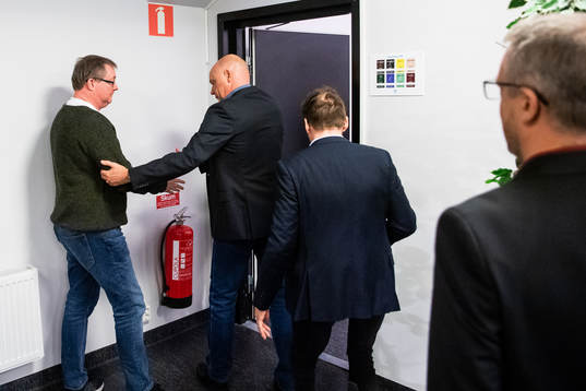 Avgående tränare Uwe Rösler lämnar presskonferensen med