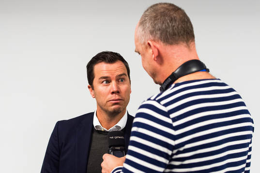 Sportchef Daniel Andersson pratar med media