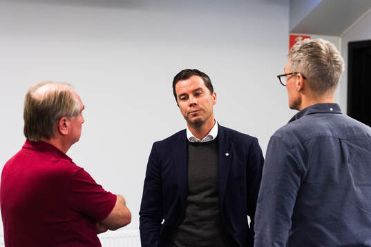 Sportchef Daniel Andersson pratar med media