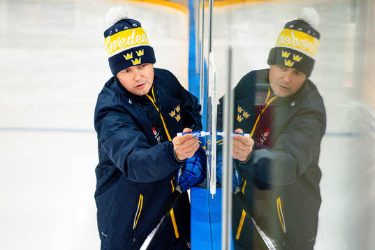 Head coach Tomas Montén of Sweden