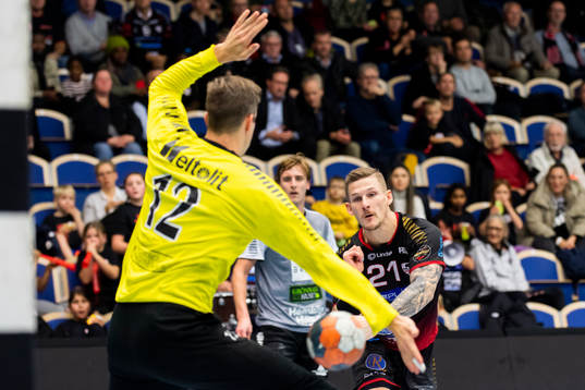 HK Malmös Hampus Olsson och Önnereds målvakt Sebastian