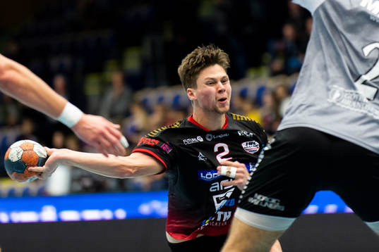 HK Malmös Arvid Johansson skjuter på sidan