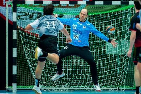 HK Malmös målvakt Oscar Jensen och Önnereds Anton Hedberg