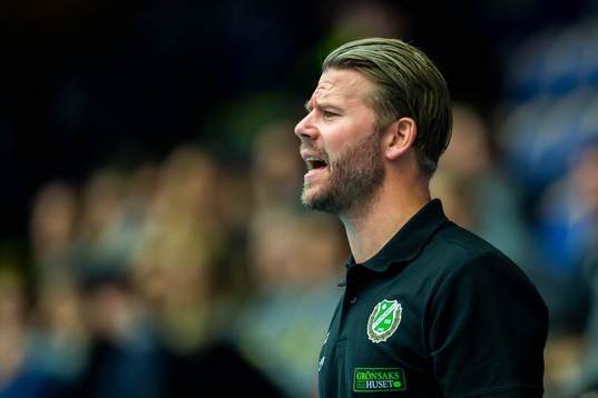 Önnereds tränare Tommy Atterhäll agerar