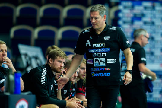 HK Malmös tränare Stian Tönnesen tackar spelare i