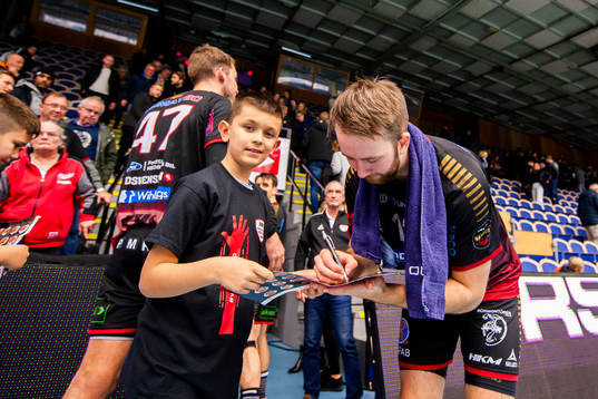 HK Malmös Daniel Ekman skriver autgram
