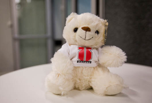 En nalle med Örebro logo