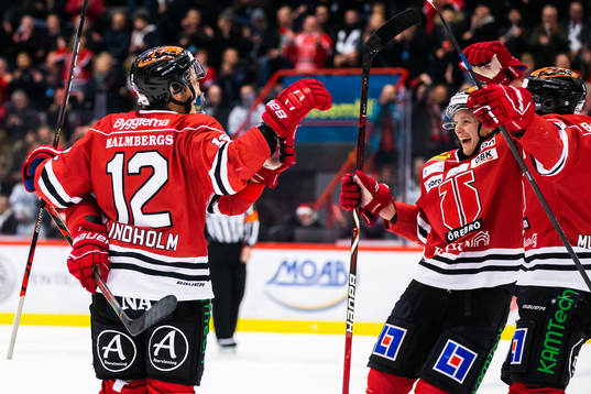 Örebros Aaron Irving jublar med lagkamrater