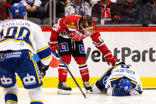 Örebros Mathias Bromé kollar till Leksands Marcus Karlberg