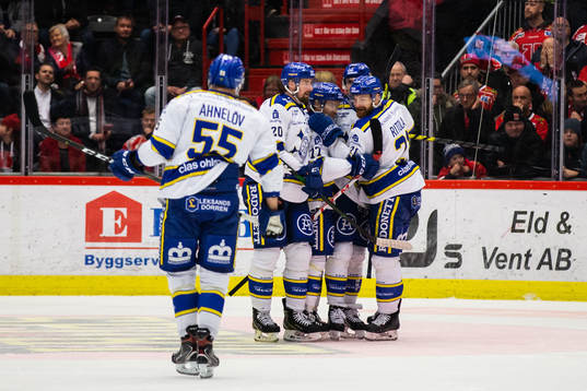 Leksands Spencer Abbott jublar med lagkamrater