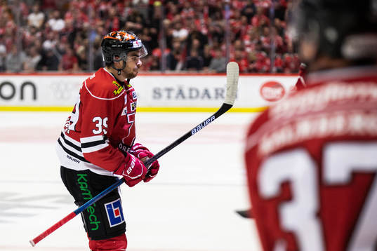 Örebros Jordan Boucher lämnar isen