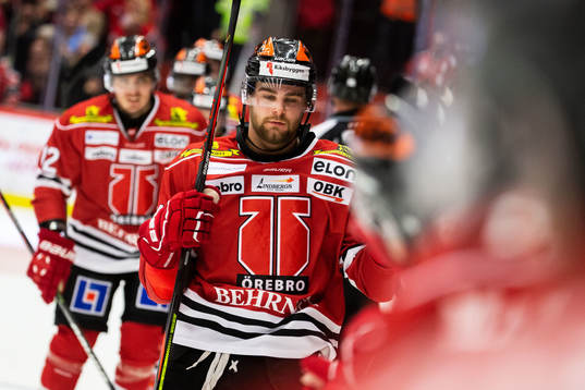 Örebros Aaron Irving jublar