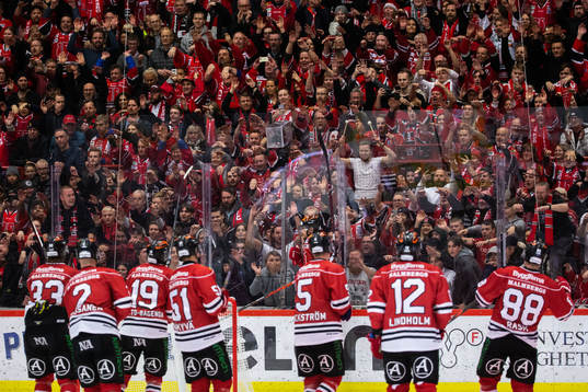 Örebros spelare jublar mot supportar