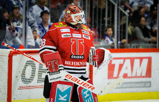 Örebros målvakt Dominik Furch jublar vid slutsignalen