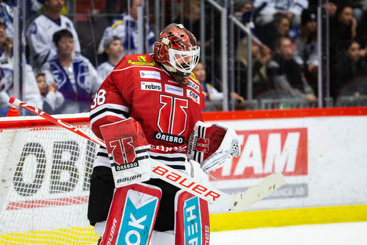 Örebros målvakt Dominik Furch jublar