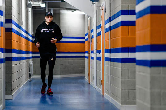 Frölundas målvakt Johan Mattsson värmer upp  före