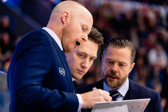 Växjös tränare Sam Hallam mellan assisterande tränare