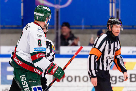 Frölundas Viktor Ekbom reagerar på ett domslut från