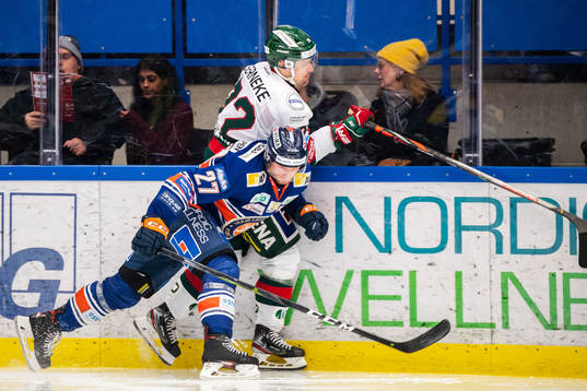 Växjös Martin Lundberg tacklar Frölundas Patrik Carlsson
