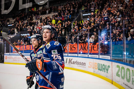 Växjös Brendan Shinnimin och Linus Nässén jublar effer