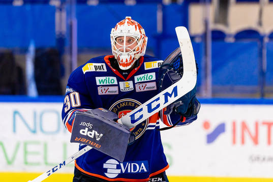 Växjös målvakt Viktor Fasth jublar