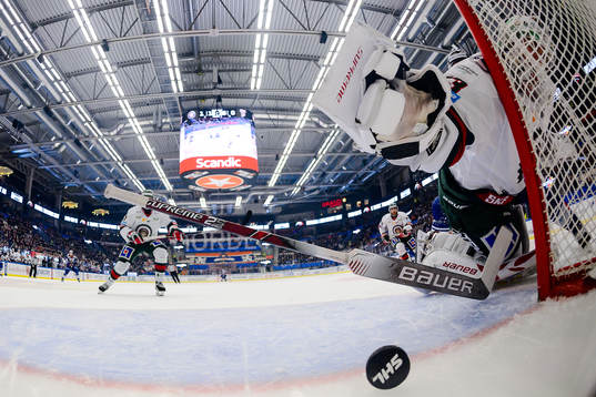Frölundas målvakt Johan Mattsson sträcker sig