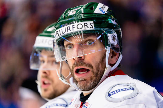 Frölundas Joel Lundqvist reagerar på domaren
