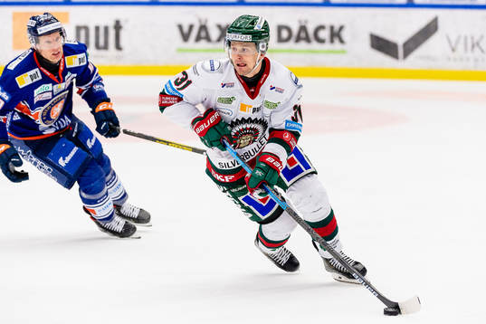 Frölundas Nicklas Lasu jagas av Växjös Richard Gynge