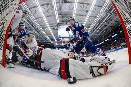 Växjös Erik Josefsson stöter pucken i mål bakom