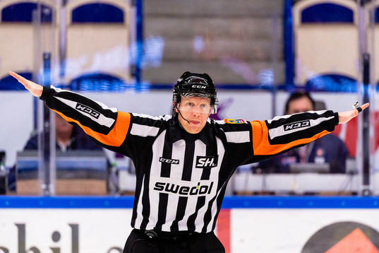 Domare Mikael Holm gör tecken för wash out