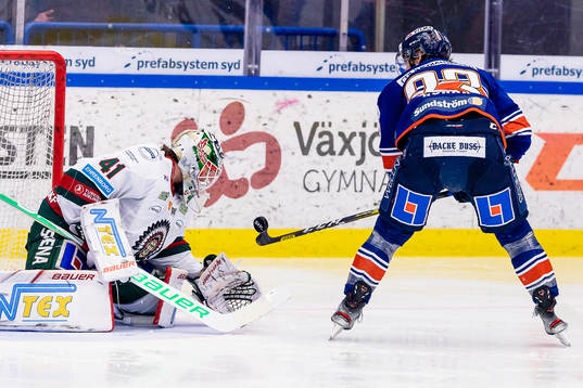 Växjös Roman Horak oroar vid Frölundas målvakt Niklas