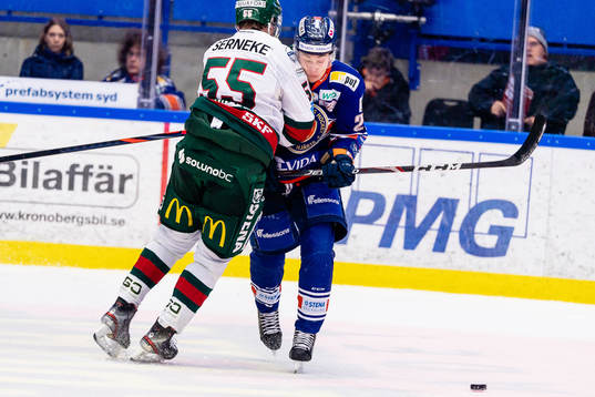 Frölundas David Printz tacklar Växjös Pontus Holmberg