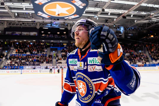 Växjös Erik Josefsson jublar